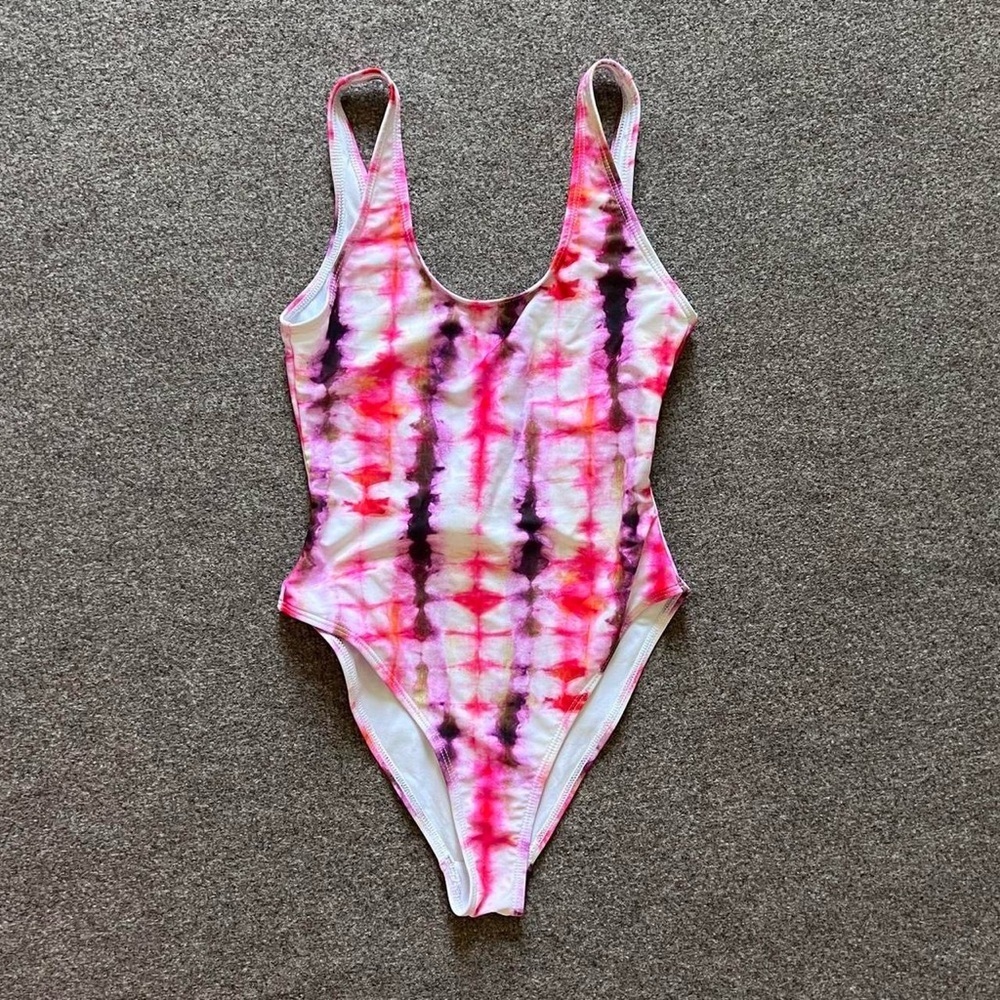 Missguided scoop neck open back pink and white tie-dye one piece swimsuit size 2